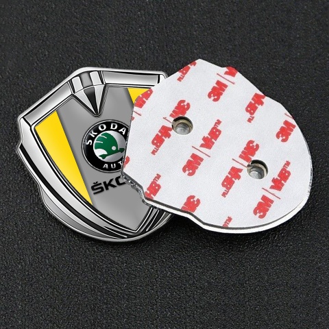 Skoda Abzeichen selbstklebend Silbertonfarbe mit Gelb Basis und Grau Logo Panel