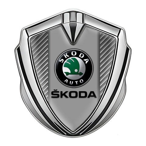 Skoda Emblem Abzeichen selbstklebend Silbertonfarbe mit Kohlenstoff Basis und Grau logo Panel