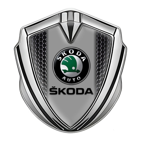 Skoda Emblem Auto Zeichen Silbertonfarbe Perforierter Stahl Effekt und Grau Logo Panel