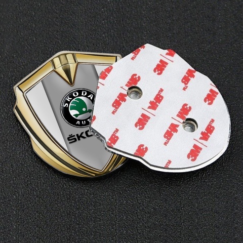 Skoda Selbstklebendes Metallaufkleber Emblem Goldtonfarbe mit Grau Basis und Standard Logo