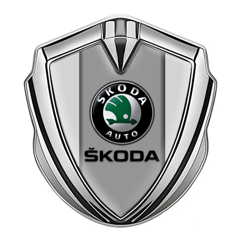 Skoda Selbstklebendes Metallaufkleber Emblem Silbertonfarbe mit Grau Basis und Standard Logo