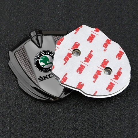 Skoda Emblem Abzeichen Graphit Tonfarbe mit Braun carbon und Grau Logo Panel