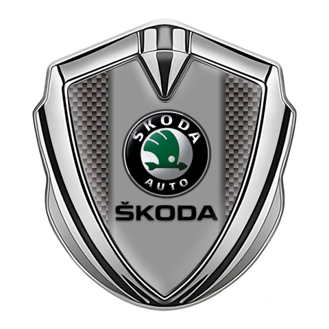 Skoda Emblem Abzeichen Silbertonfarbe mit Braun carbon und Grau Logo Panel
