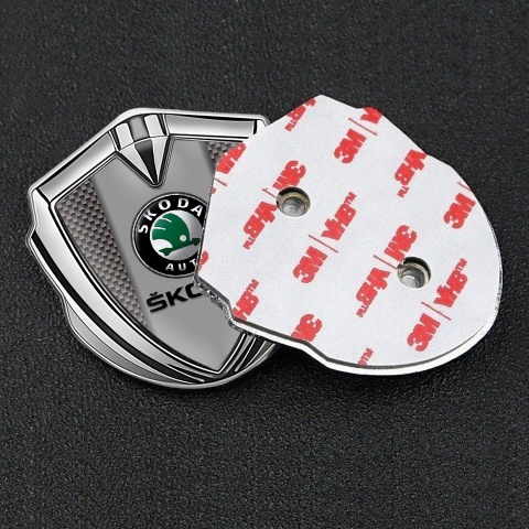 Skoda Emblem Abzeichen Silbertonfarbe mit Braun carbon und Grau Logo Panel