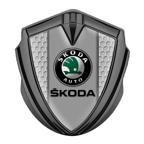 Skoda Abzeichen selbstklebend Graphit Tonfarbe mit Wabeneffekt und Grau Logo Panel
