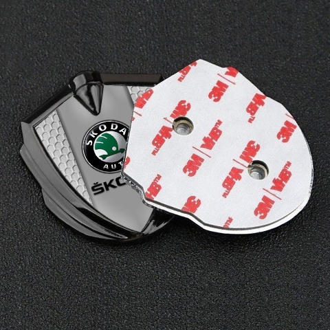 Skoda Abzeichen selbstklebend Graphit Tonfarbe mit Wabeneffekt und Grau Logo Panel