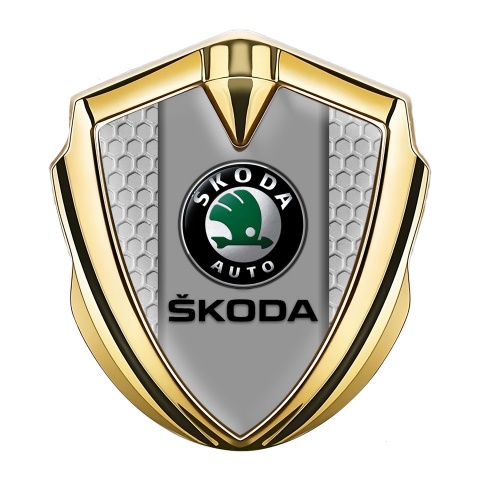 Skoda Abzeichen selbstklebend Goldtonfarbe mit Wabeneffekt und Grau Logo Panel