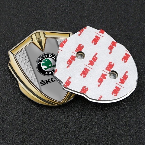 Skoda Abzeichen selbstklebend Goldtonfarbe mit Wabeneffekt und Grau Logo Panel