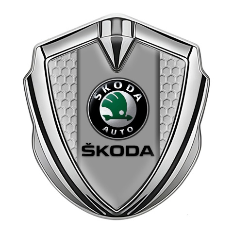 Skoda Abzeichen selbstklebend Silbertonfarbe mit Wabeneffekt und Grau Logo Panel
