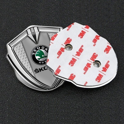 Skoda Abzeichen selbstklebend Silbertonfarbe mit Wabeneffekt und Grau Logo Panel