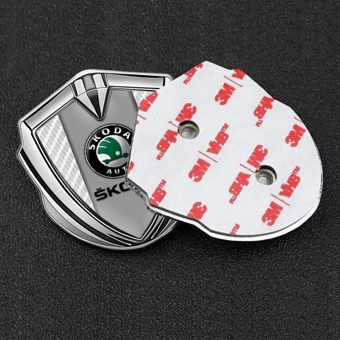 Skoda Emblem Abzeichen selbstklebend Silbertonfarbe mit Weiss Carbon und Grau Logo Panel