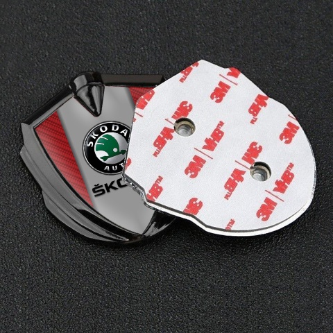 Skoda Emblem Auto Zeichen Graphit Tonfarbe mit Rote Kohlenstoff Basis und Grau Logo Panel