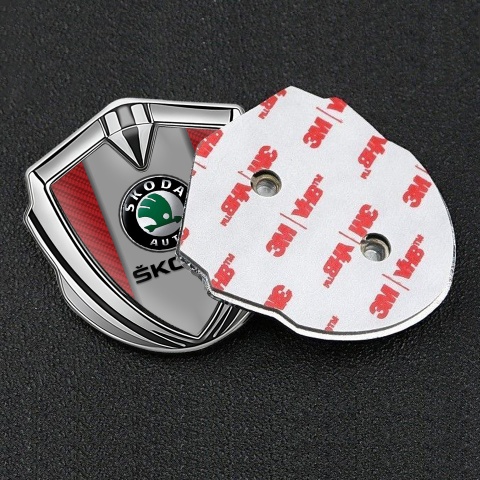 Skoda Emblem Auto Zeichen Silbertonfarbe mit Rote Kohlenstoff Basis und Grau Logo Panel