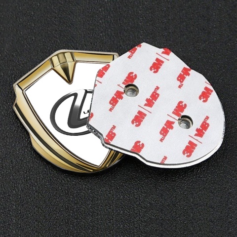 Lexus Abzeichen selbstklebend Goldtonfarbe Weiss Hintergrund mit Chrom logo