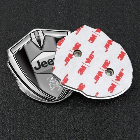 Jeep Abzeichen selbstklebend Silbertonfarbe Schwarz Auflage