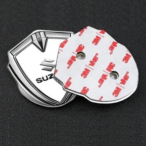 Suzuki Seitenflugel Emblem Aufkleber Silbertonfarbe Weiss Auflage