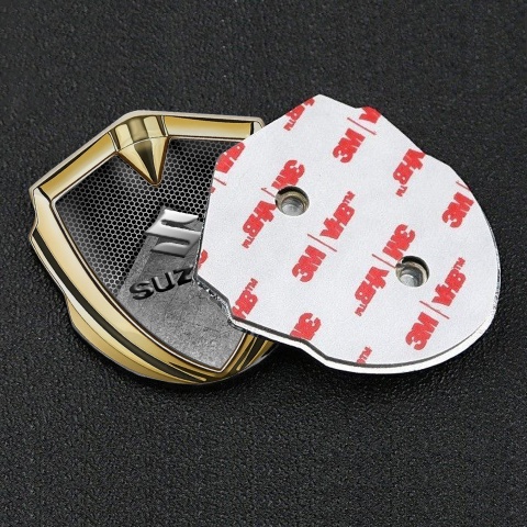 Suzuki Emblem Abzeichen selbstklebend Goldtonfarbe Asphalt Mit Gitter Auflage