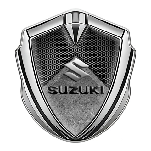 Suzuki Emblem Abzeichen selbstklebend Silbertonfarbe Asphalt Mit Gitter Auflage