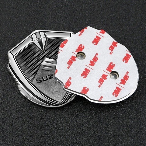 Suzuki Emblem Abzeichen selbstklebend Silbertonfarbe Asphalt Mit Gitter Auflage
