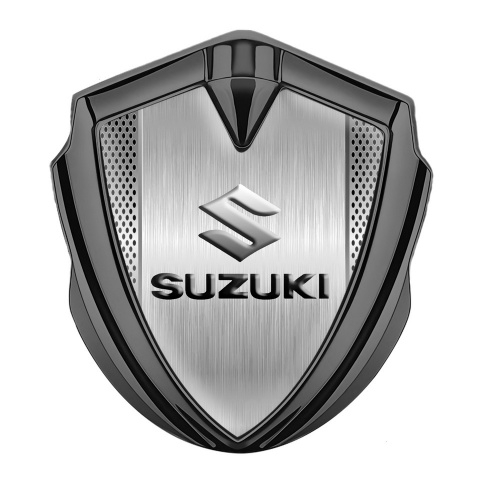Suzuki Emblem Logo Schriftzug Aufkleber Graphit Tonfarbe Mesh mit Metall Fliese Auflage