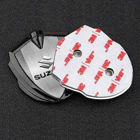 Suzuki Emblem Logo Schriftzug Aufkleber Graphit Tonfarbe Mesh mit Metall Fliese Auflage