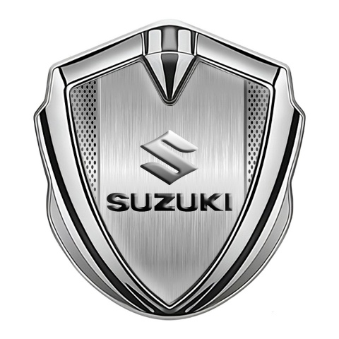 Suzuki Emblem Logo Schriftzug Aufkleber Silbertonfarbe Mesh mit Metall Fliese Auflage