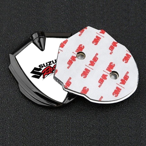 Suzuki Abzeichen selbstklebend Graphit Tonfarbe Weiss Fundament mit Racing Logo Motiv
