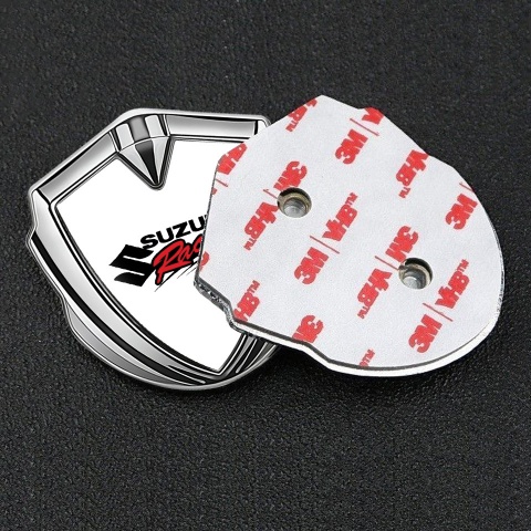 Suzuki Abzeichen selbstklebend Silbertonfarbe Weiss Fundament mit Racing Logo Motiv