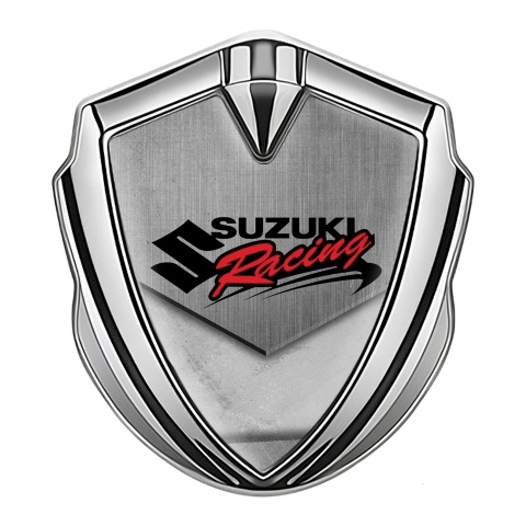 Suzuki Emblem Auto Zeichen Silbertonfarbe Asphalt mit Steinen Fundament und Racing Logo