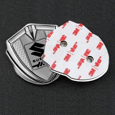 Suzuki Emblem Aufkleber Autozubehor Silbertonfarbe Wabeneffekt Basis mit Grau Logo Panel