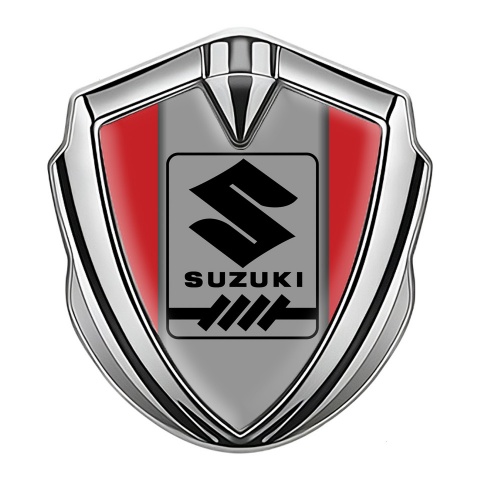 Suzuki Emblem Abzeichen Silbertonfarbe Rote Basis mit Grau Logo Panel