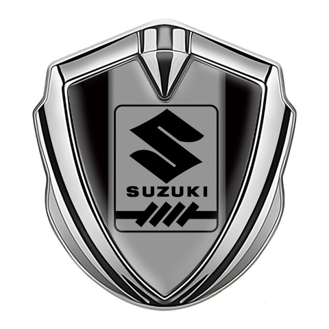 Suzuki Emblem Abzeichen selbstklebend Silbertonfarbe Schwarz Basis mit Grau Logo Panel