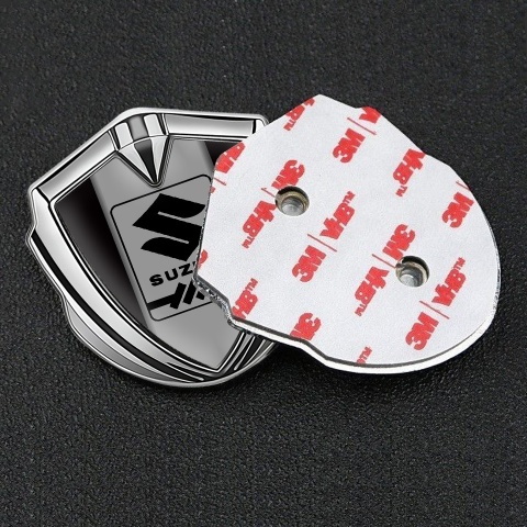 Suzuki Emblem Abzeichen selbstklebend Silbertonfarbe Schwarz Basis mit Grau Logo Panel
