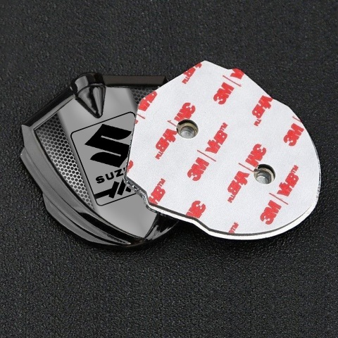 Suzuki Abzeichen selbstklebend Graphit Tonfarbe Perforierter Basis mit Grau Logo Panel