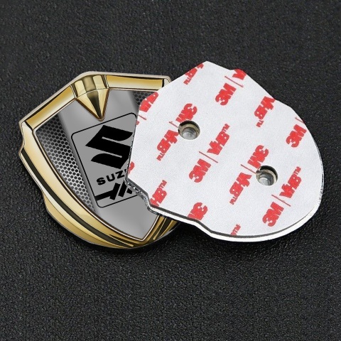 Suzuki Abzeichen selbstklebend Goldtonfarbe Perforierter Basis mit Grau Logo Panel