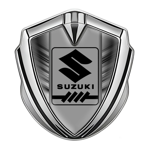 Suzuki Emblem Abzeichen Silbertonfarbe 3D Zerkratzt Mit Grau Logo Panel