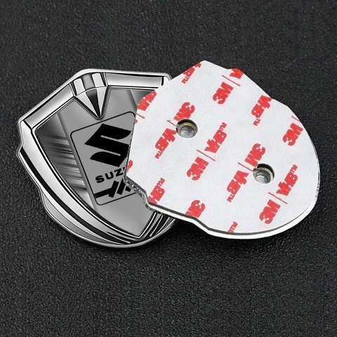 Suzuki Emblem Abzeichen Silbertonfarbe 3D Zerkratzt Mit Grau Logo Panel