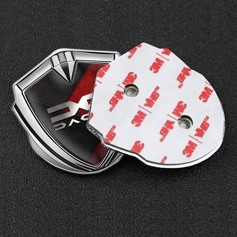 Dacia Abzeichen selbstklebend Silbertonfarbe Schwarz Rot Textur mit Grau logo