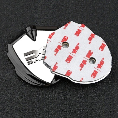 Dacia Emblem Abzeichen selbstklebend Graphit Tonfarbe Weiss hintergrund mit Metall logo Design
