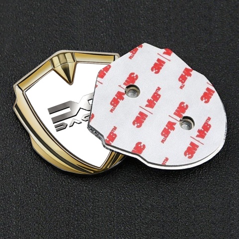 Dacia  Emblem Abzeichen selbstklebend Goldtonfarbe Weiss hintergrund mit Metall logo Design