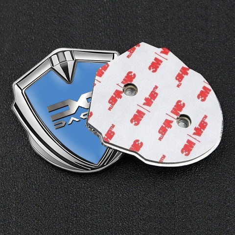 Dacia Emblem Aufkleber Autozubehor Silbertonfarbe Blau Hintergrund mit Metall Logo Design
