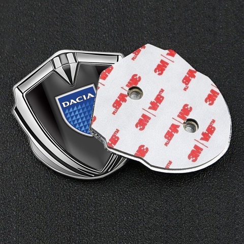 Dacia Seitenflugel Emblem Aufkleber Silbertonfarbe Schwarz Fundament mit Logo Blau Schild