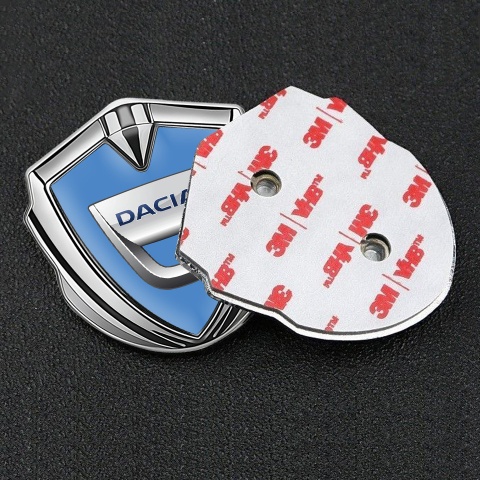 Dacia Emblem Logo Schriftzug Aufkleber Silbertonfarbe Blau Hintergrund mit Klassisch Logo