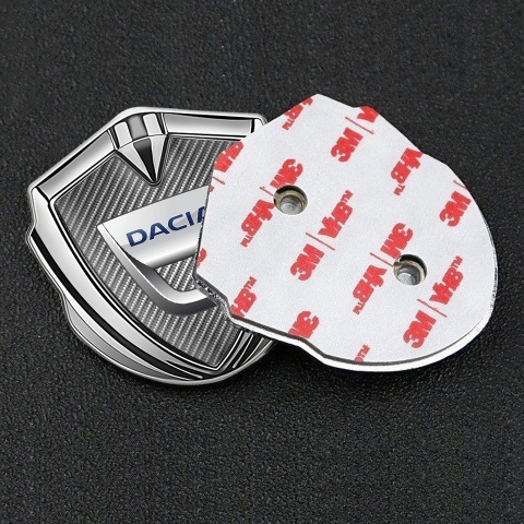 Dacia Emblem Abzeichen Silbertonfarbe Hell Carbon mit Klassisch Logo
