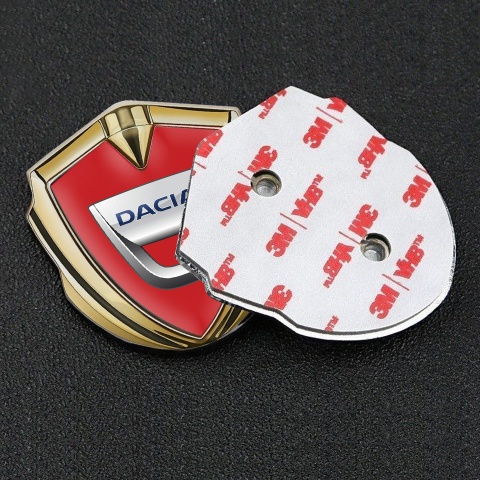 Dacia Emblem Abzeichen selbstklebend Goldtonfarbe Rote Basis mit Klassisch Logo