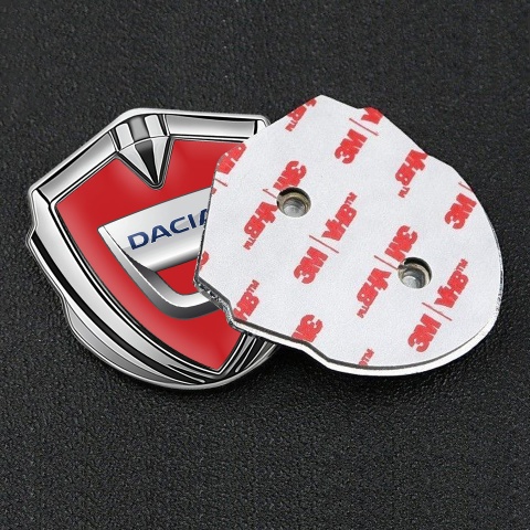 Dacia Emblem Abzeichen selbstklebend Silbertonfarbe Rote Basis mit Klassisch Logo