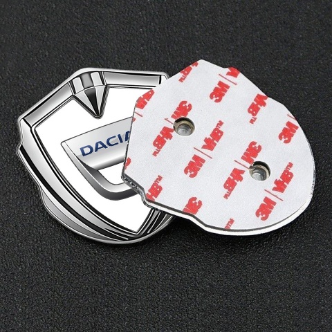Dacia Emblem Auto Zeichen Silbertonfarbe Weiss Basis Mit Klassisch Logo Stil