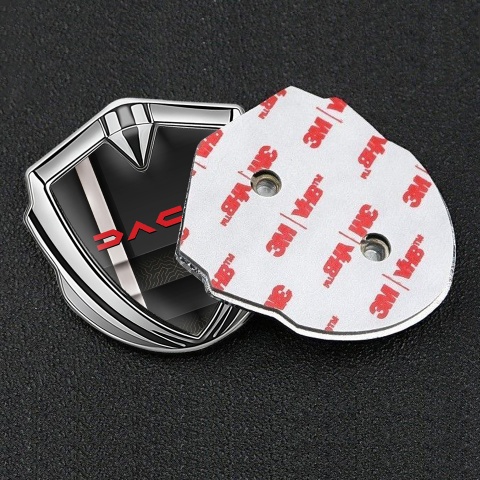Dacia Seitenflugel Emblem Aufkleber Silbertonfarbe Schwarz Basis mit Grau Band und Rote Logo