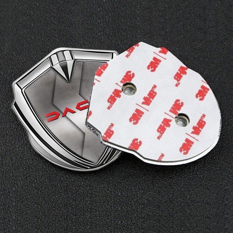 Dacia Abzeichen selbstklebend Silbertonfarbe S Form metall Basis mit Rote Logo Stil