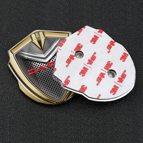 Dacia Seitenflugel Emblem Aufkleber Goldtonfarbe Stahlgitter Hintergrund und Rote Logo